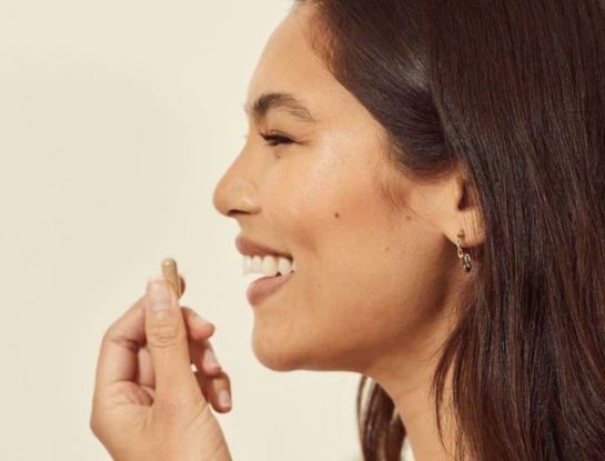 Suplementos para tu piel, pelo y uñas: qué funciona de verdad (y qué no), según una experta
