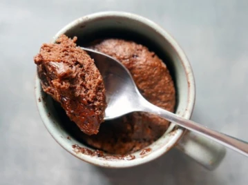 Torta de chocolate fit: la receta exprés en taza para disfrutar algo rico y nutritivo
