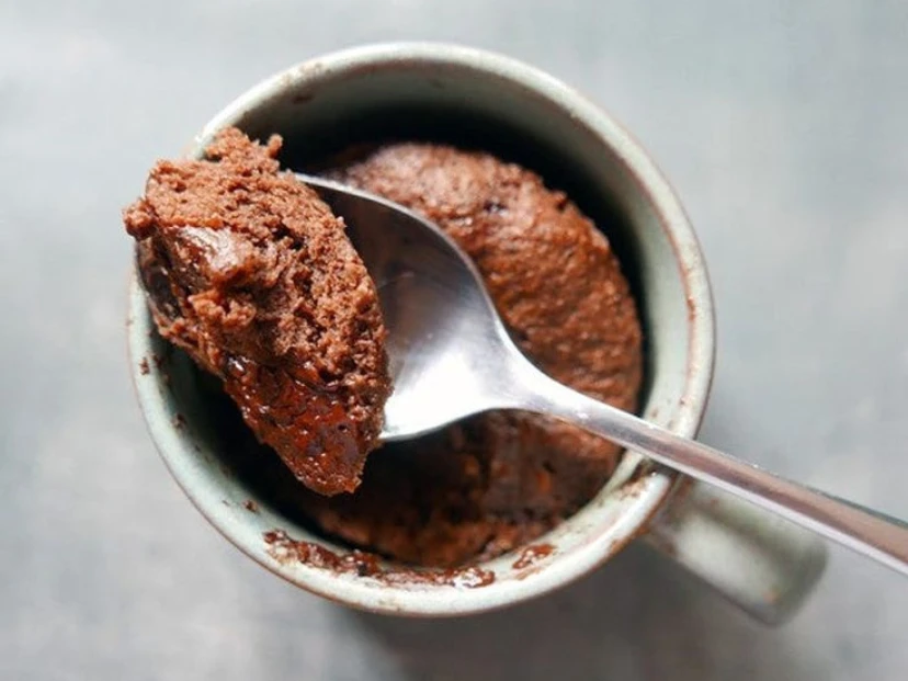 Torta de chocolate fit: la receta exprés en taza para disfrutar algo rico y nutritivo