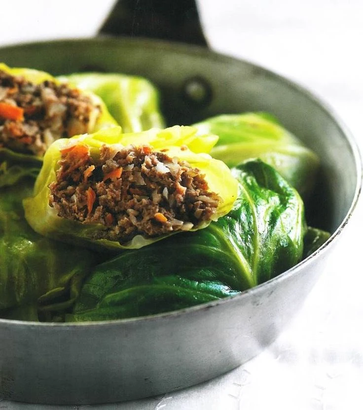 Cómo hacer rollitos de repollo rellenos de arroz y carne