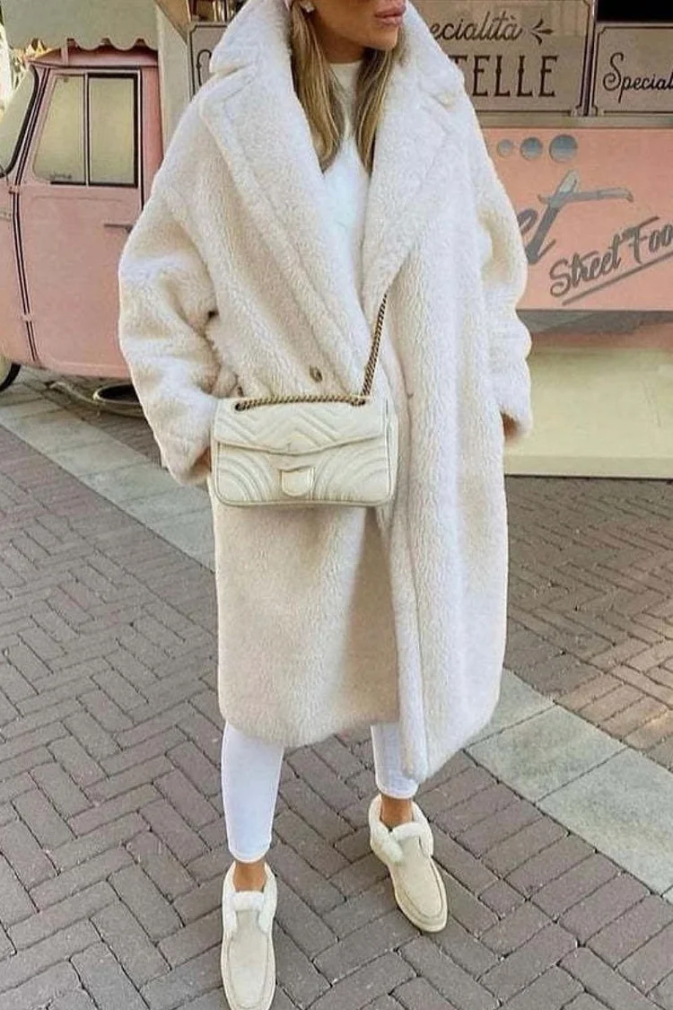 Look monocolor con tapado de peluche