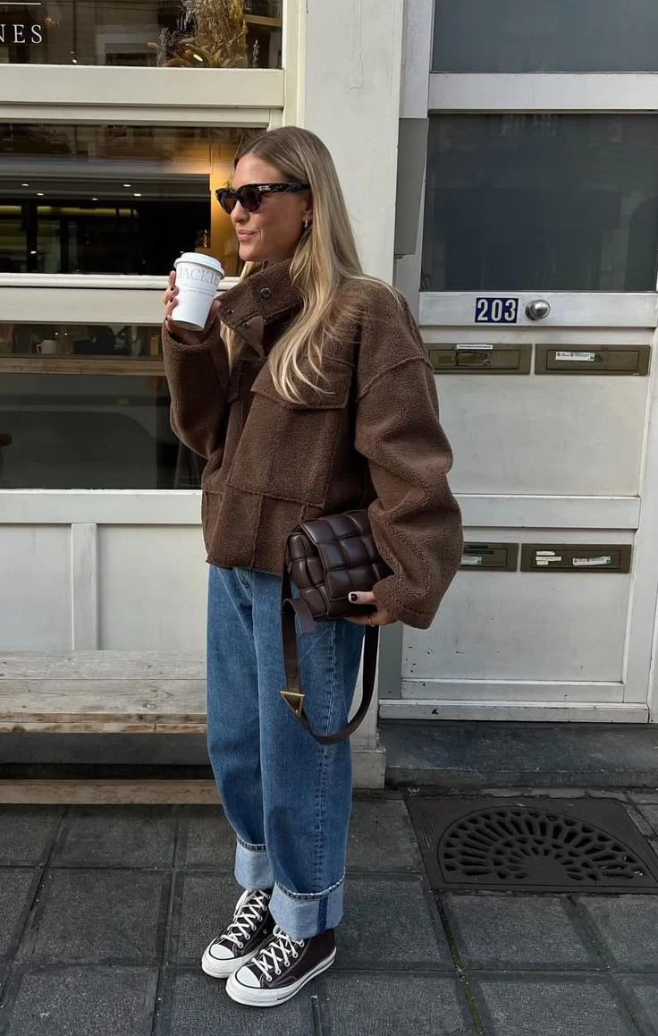 cómo llevar el mocha mousse en tus looks de invierno