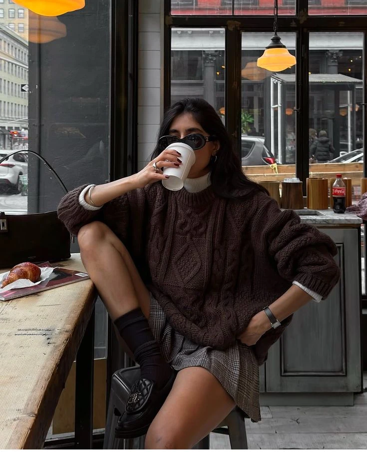 cómo llevar el mocha mousse en tus looks de invierno