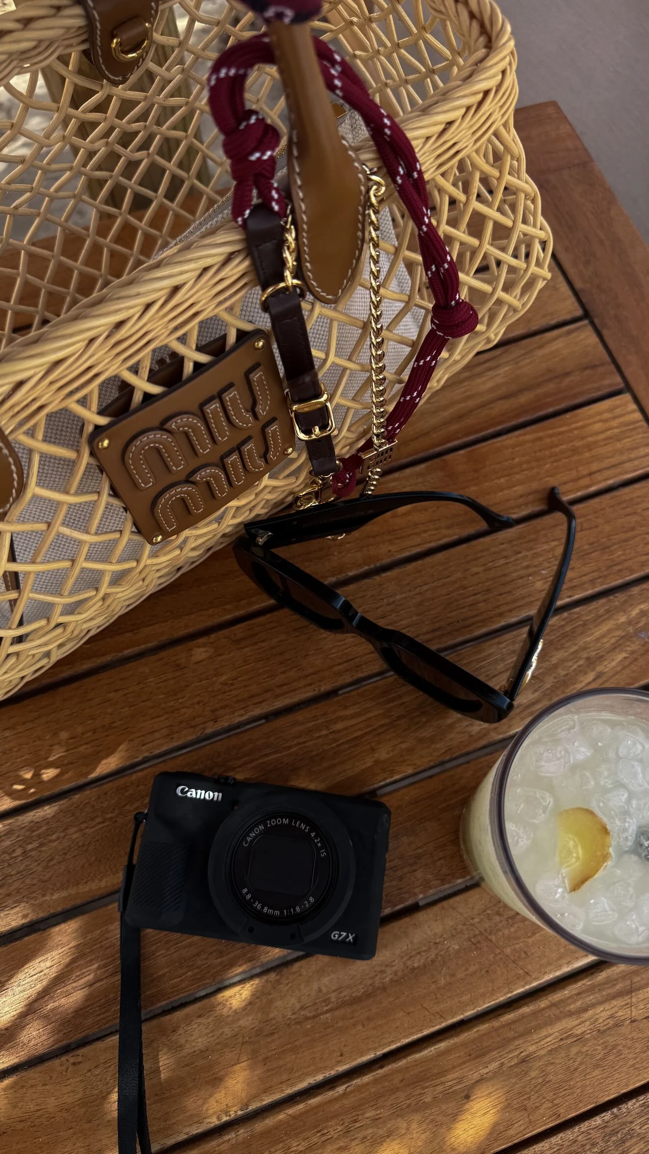 Wanda Nara en Ibiza con un accesorio playero de lujo