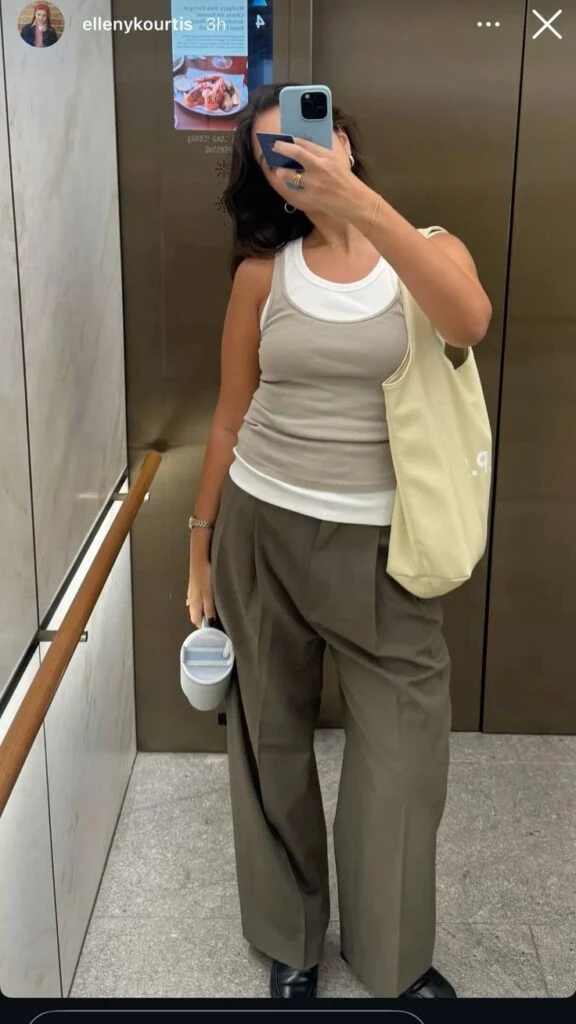 Llevar dos remeras superpuestas marca tendencia.