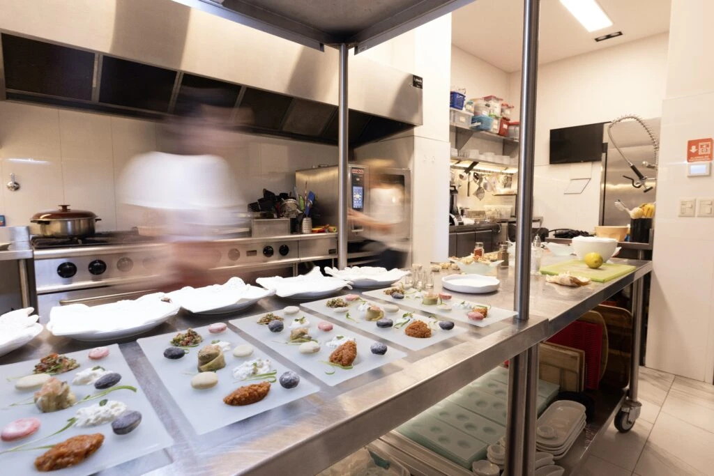 La cocina industrial, súper equipada y estética. 