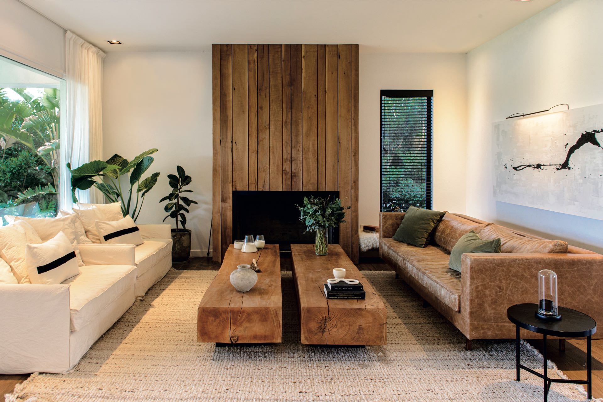 Una interiorista eligió la combinación perfecta para una casa con estilo: blanco y negro más madera