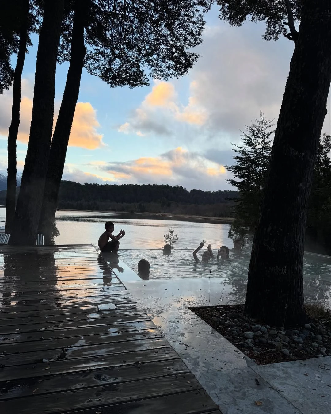 Los chicos disfrutando el jacuzzi