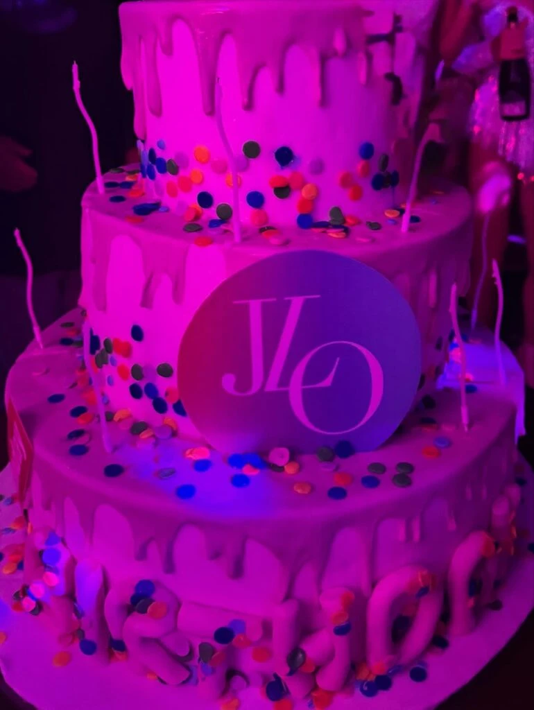 Así festejó JLo sus 54 años: lujo, fuegos artificiales y un desayuno inolvidable