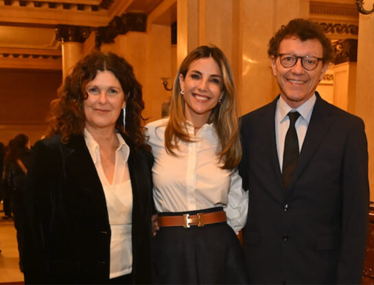 María Belén Ludueña deslumbró en el Colón con el look más chic de la noche