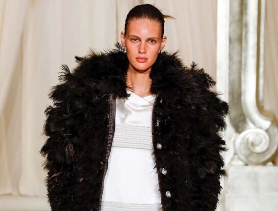 El último desfile de Chanel antes de Blazy: naturaleza, moños y tweed en la Semana de la Alta Costura de París