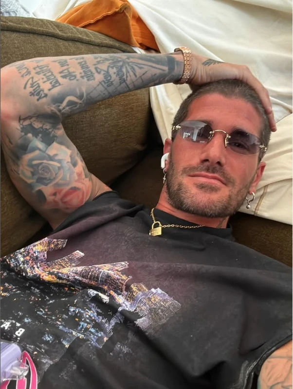 Tini y De Paul están usando la bijou más romántica sellando su amor