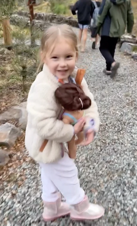 Pampita compartió postales con sus hijos desde el sur