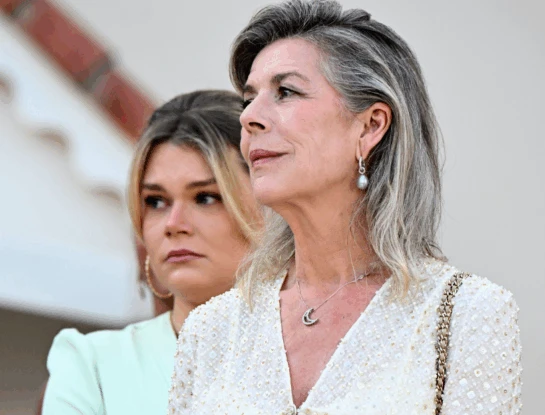 Carolina de Mónaco mostró cómo llevar un mini vestido +60 con elegancia atemporal