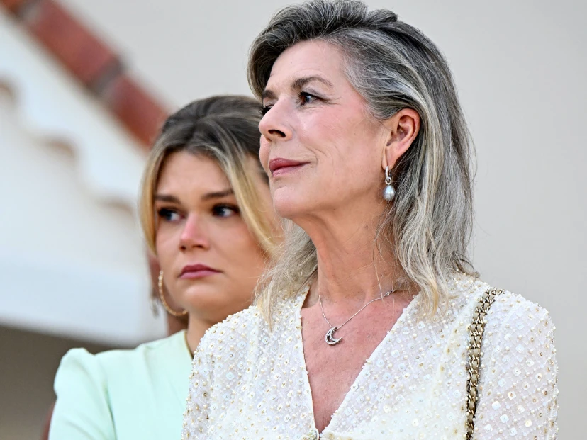 Carolina de Mónaco mostró cómo llevar un mini vestido +60 con elegancia atemporal