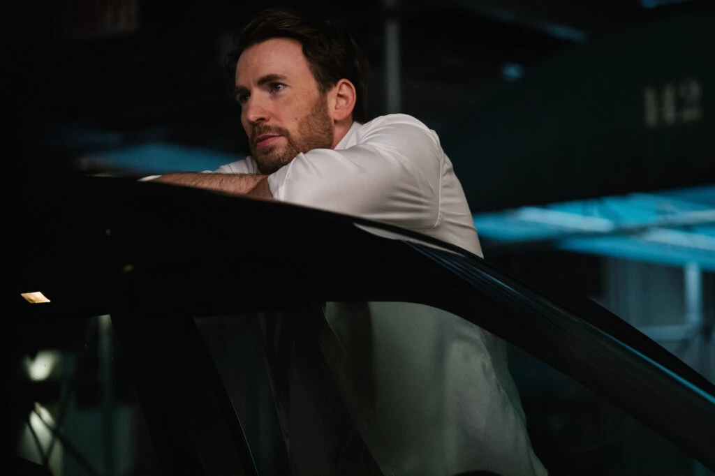 Chris Evans y Pedro Pascal protagonizan a los intereses amorosos de Lucy en "Amores Materialistas".