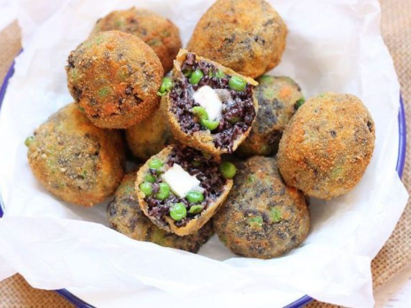 Croquetas de arroz negro: una receta fácil con queso derretido y salsa sriracha-mayo