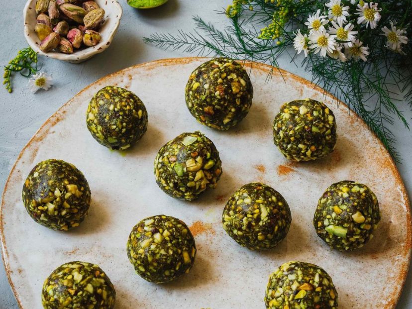 Bolitas energéticas de pistacho, agua de rosas y dátiles: receta fácil y saludable