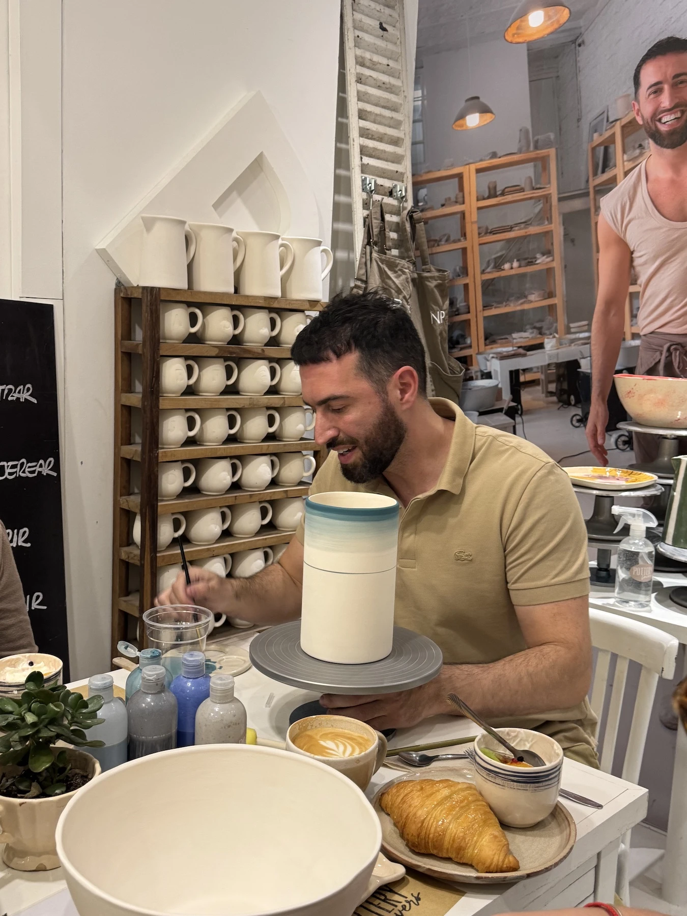 Con la guía de Nico Pottery, los equipos invitados por Atlántida podrán intervenir sus propias piezas de cerámica.