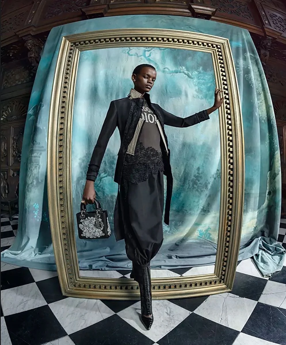 La casa de lujo Dior lanzó su campaña de prêt-à-porter otoño invierno 2025.26, realizada en el interior de la casa histórica de Hatfield en Angleterre.