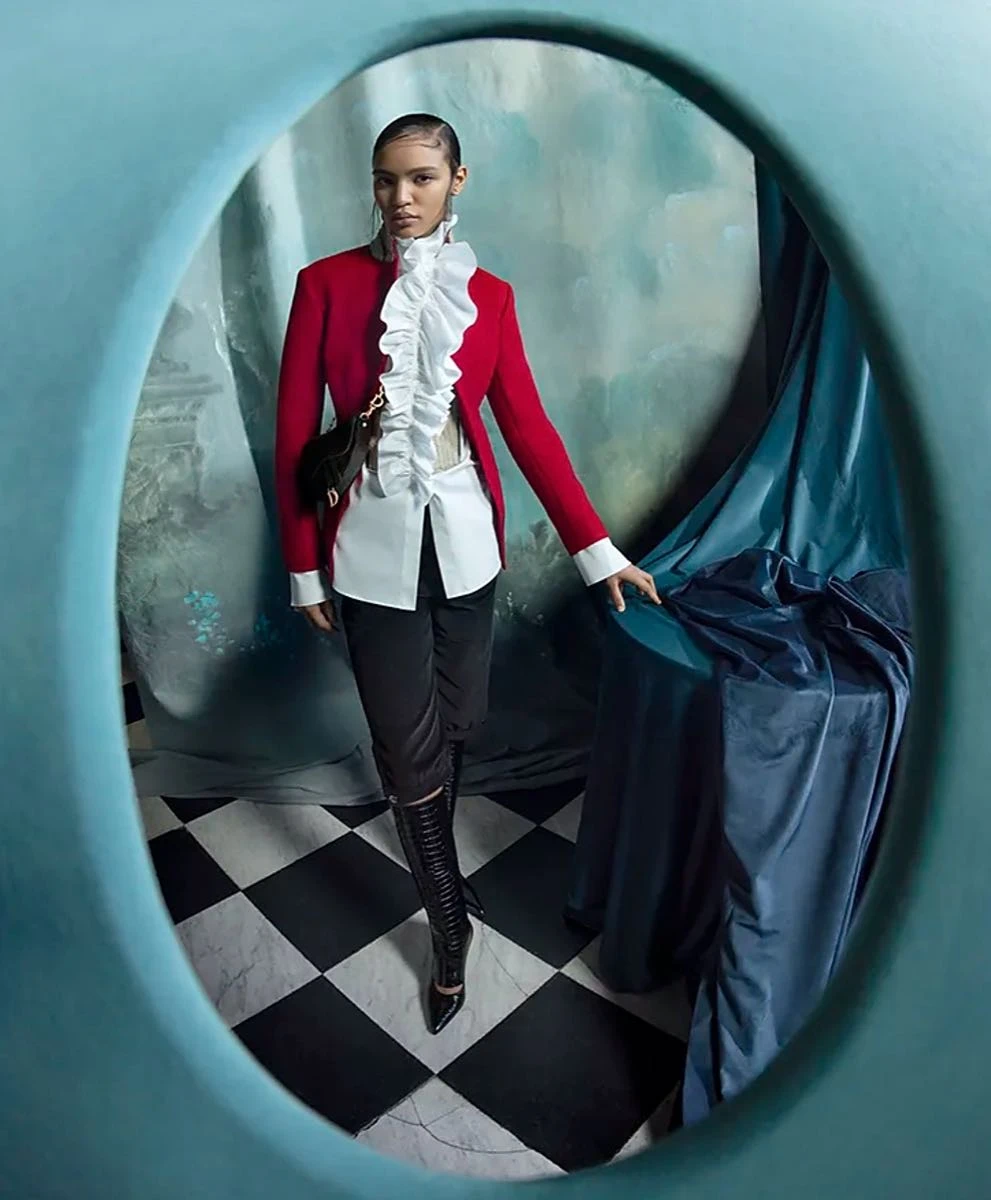 La casa de lujo Dior lanzó su campaña de prêt-à-porter otoño invierno 2025.26, realizada en el interior de la casa histórica de Hatfield en Angleterre.