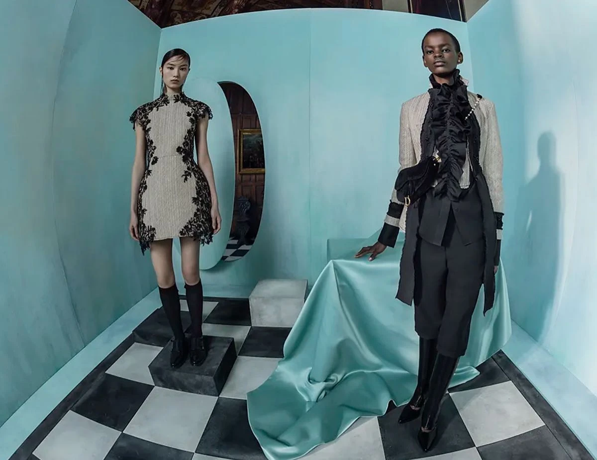 La casa de lujo Dior lanzó su campaña de prêt-à-porter otoño invierno 2025.26, realizada en el interior de la casa histórica de Hatfield en Angleterre.