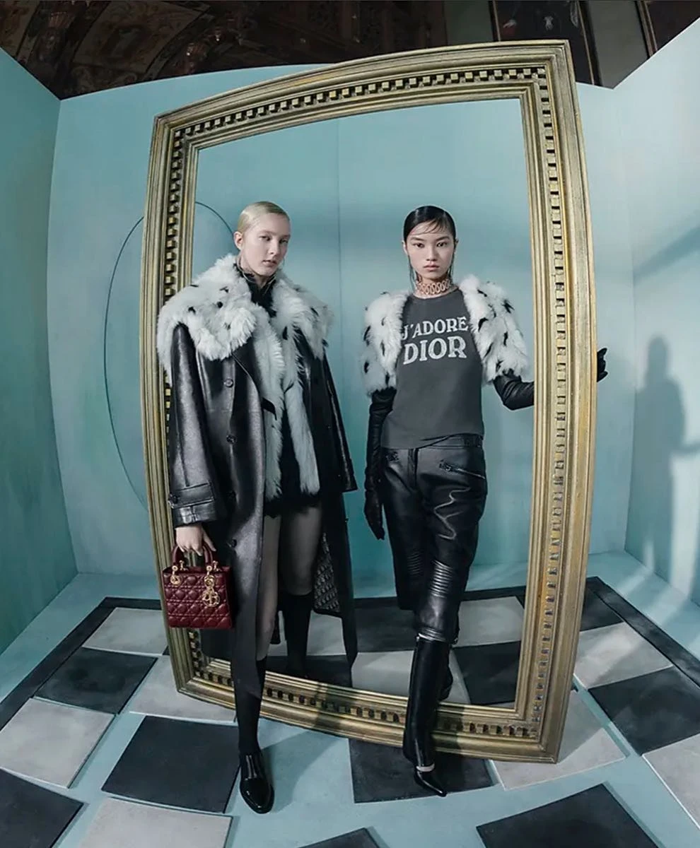 La casa de lujo Dior lanzó su campaña de prêt-à-porter otoño invierno 2025.26, realizada en el interior de la casa histórica de Hatfield en Angleterre.