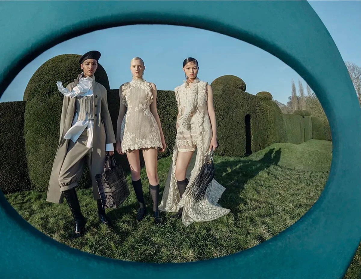 La casa de lujo Dior lanzó su campaña de prêt-à-porter otoño invierno 2025.26, realizada en el interior de la casa histórica de Hatfield en Angleterre.