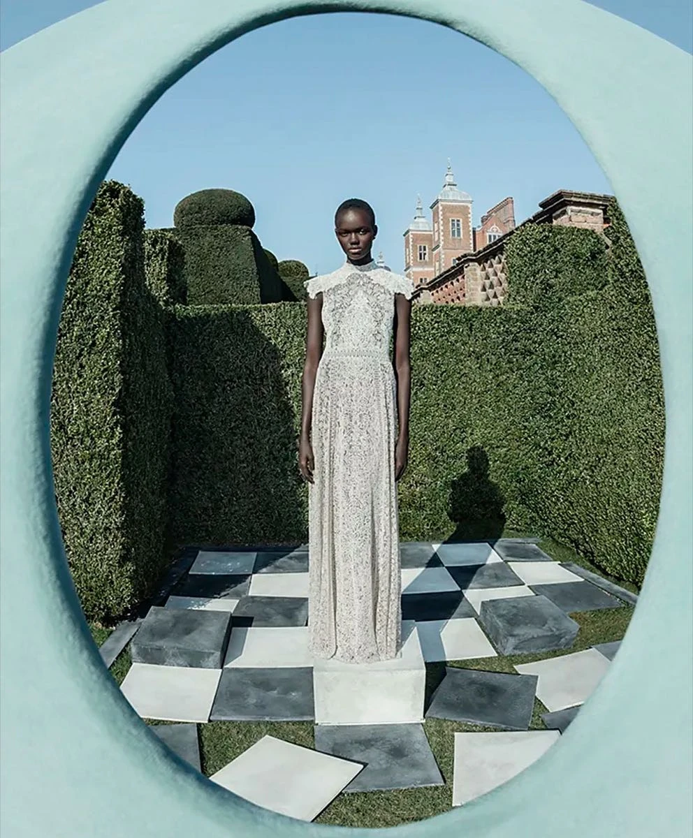 La casa de lujo Dior lanzó su campaña de prêt-à-porter otoño invierno 2025.26, realizada en el interior de la casa histórica de Hatfield en Angleterre.