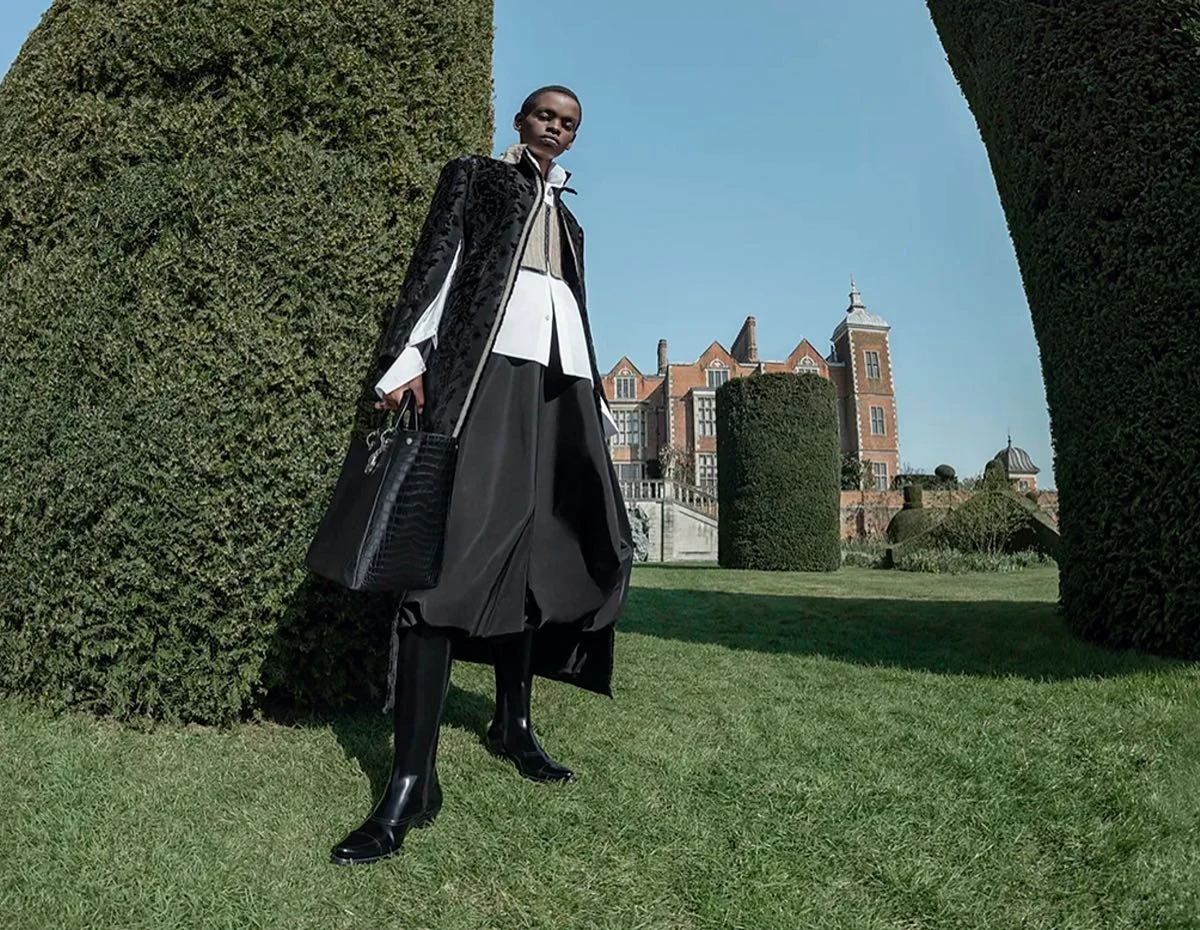 La casa de lujo Dior lanzó su campaña de prêt-à-porter otoño invierno 2025.26, realizada en el interior de la casa histórica de Hatfield en Angleterre.
