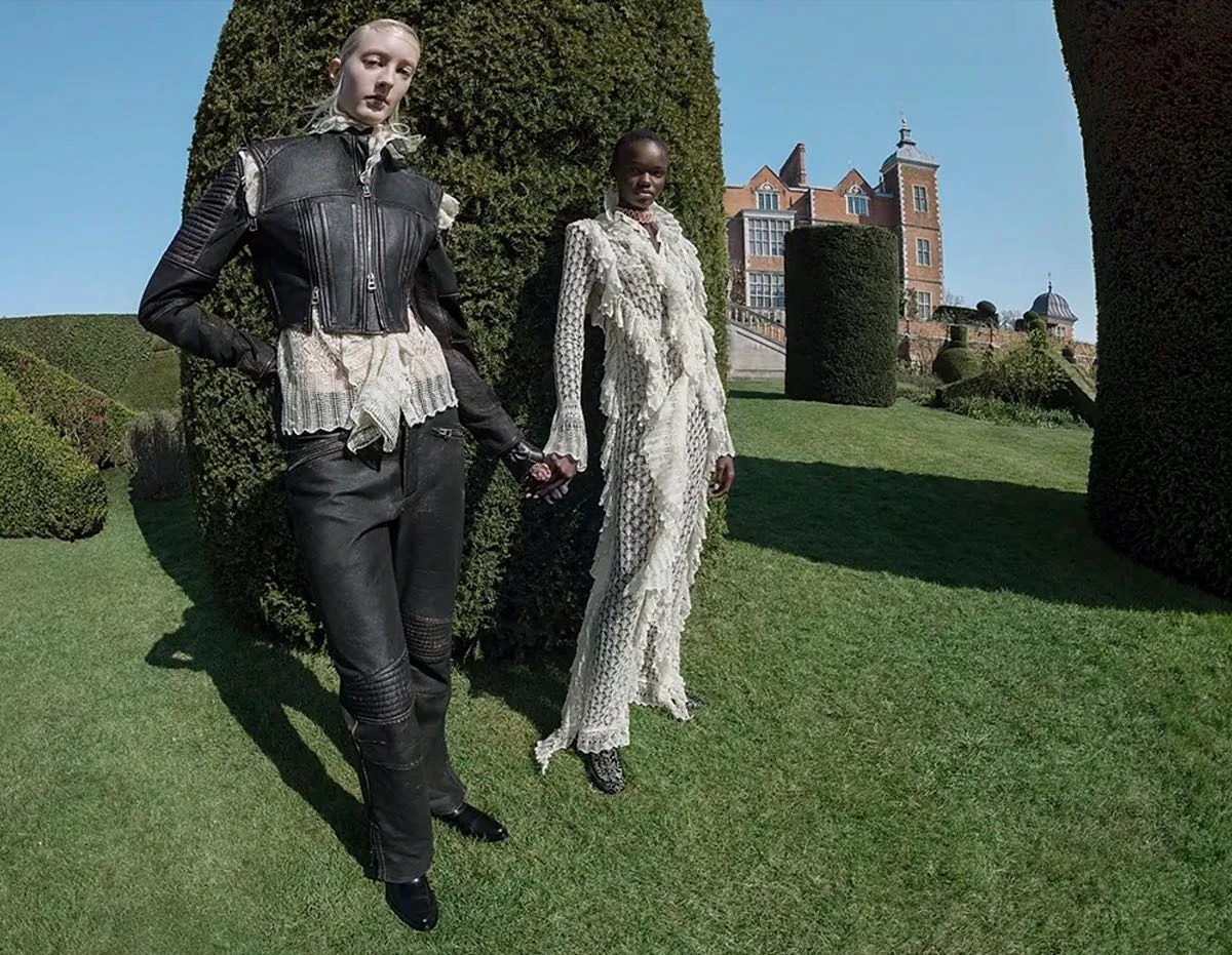 La casa de lujo Dior lanzó su campaña de prêt-à-porter otoño invierno 2025.26, realizada en el interior de la casa histórica de Hatfield en Angleterre.