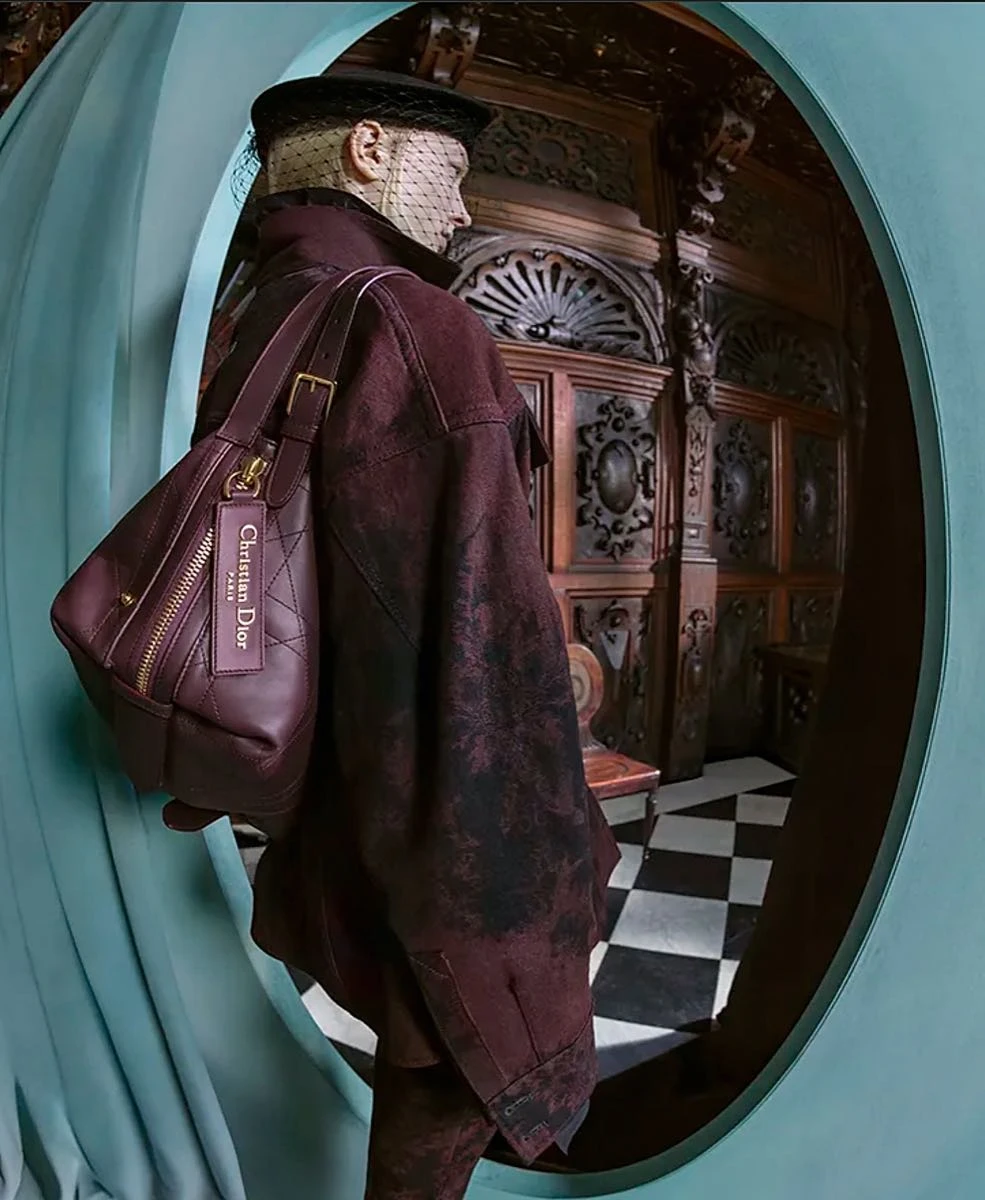 La casa de lujo Dior lanzó su campaña de prêt-à-porter otoño invierno 2025.26, realizada en el interior de la casa histórica de Hatfield en Angleterre.