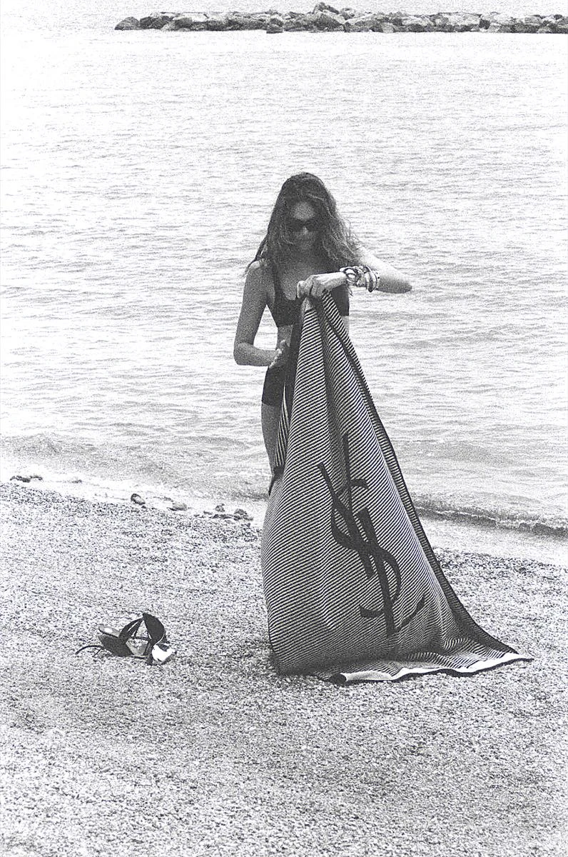 Accesorios para las vacaciones de Saint Laurent