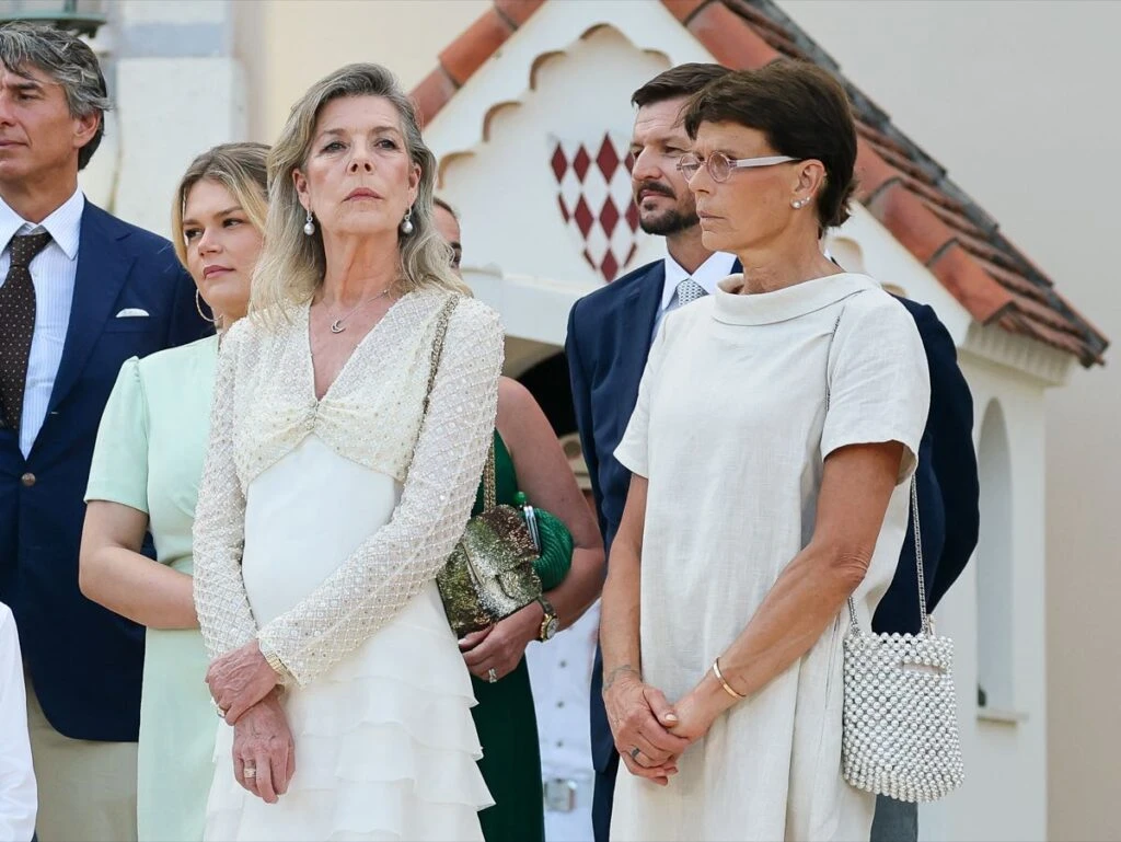 Carolina de Mónaco mostró cómo llevar un mini vestido +60 con elegancia atemporal 