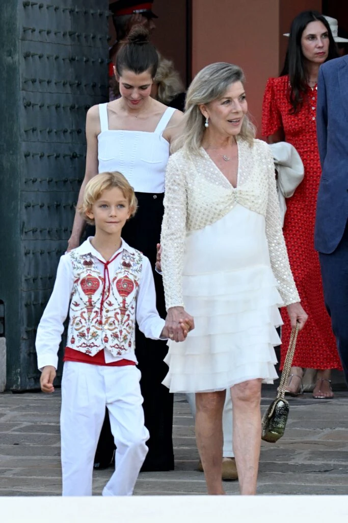 Carolina de Mónaco mostró cómo llevar un mini vestido +60 con elegancia atemporal 