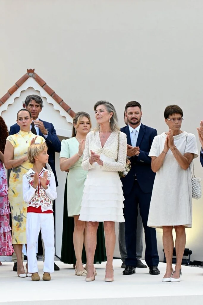 Carolina de Mónaco mostró cómo llevar un mini vestido +60 con elegancia atemporal 