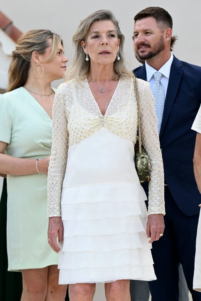 Carolina de Mónaco mostró cómo llevar un mini vestido +60 con elegancia atemporal 