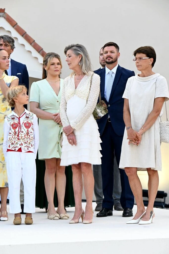 Carolina de Mónaco mostró cómo llevar un mini vestido +60 con elegancia atemporal 