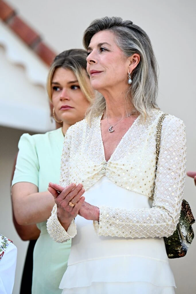 Carolina de Mónaco mostró cómo llevar un mini vestido +60 con elegancia atemporal 