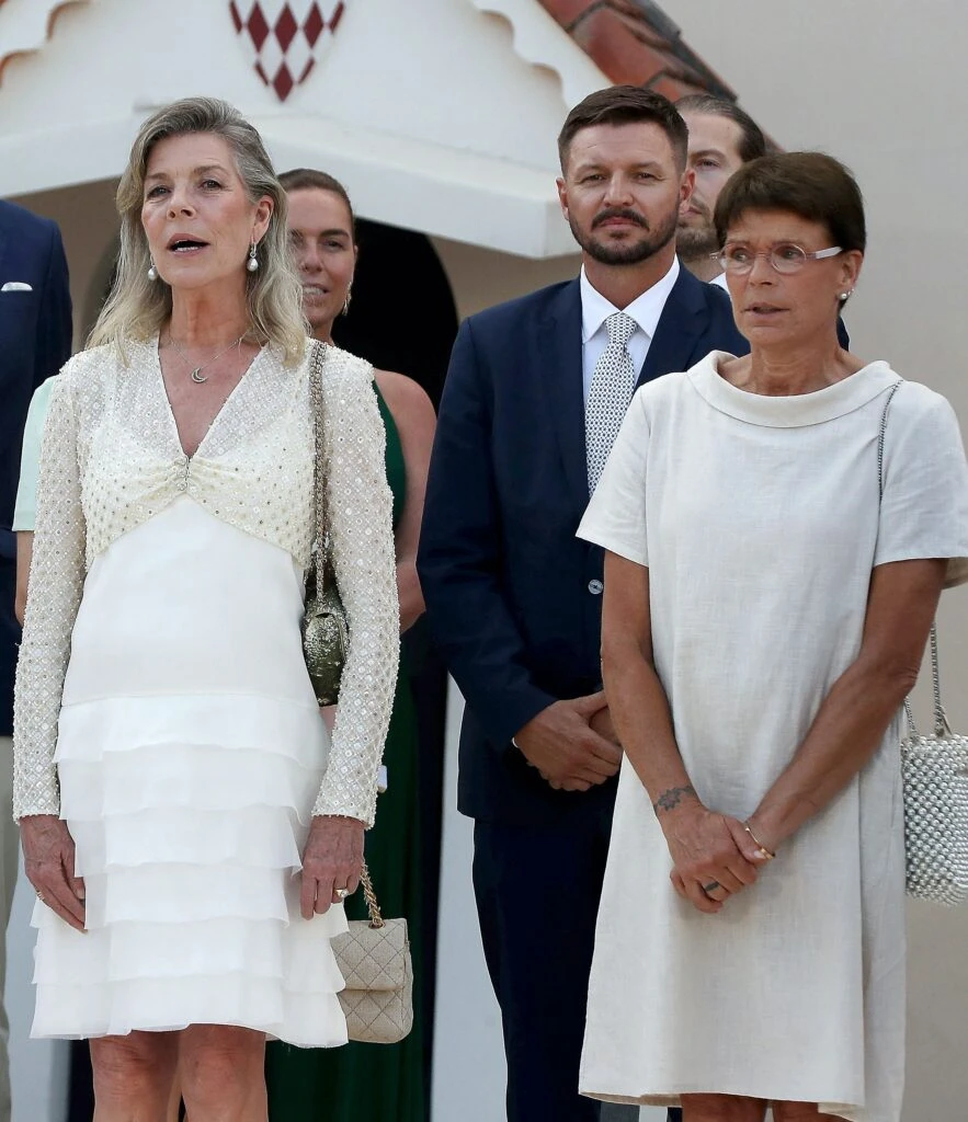 Carolina de Mónaco mostró cómo llevar un mini vestido +60 con elegancia atemporal 