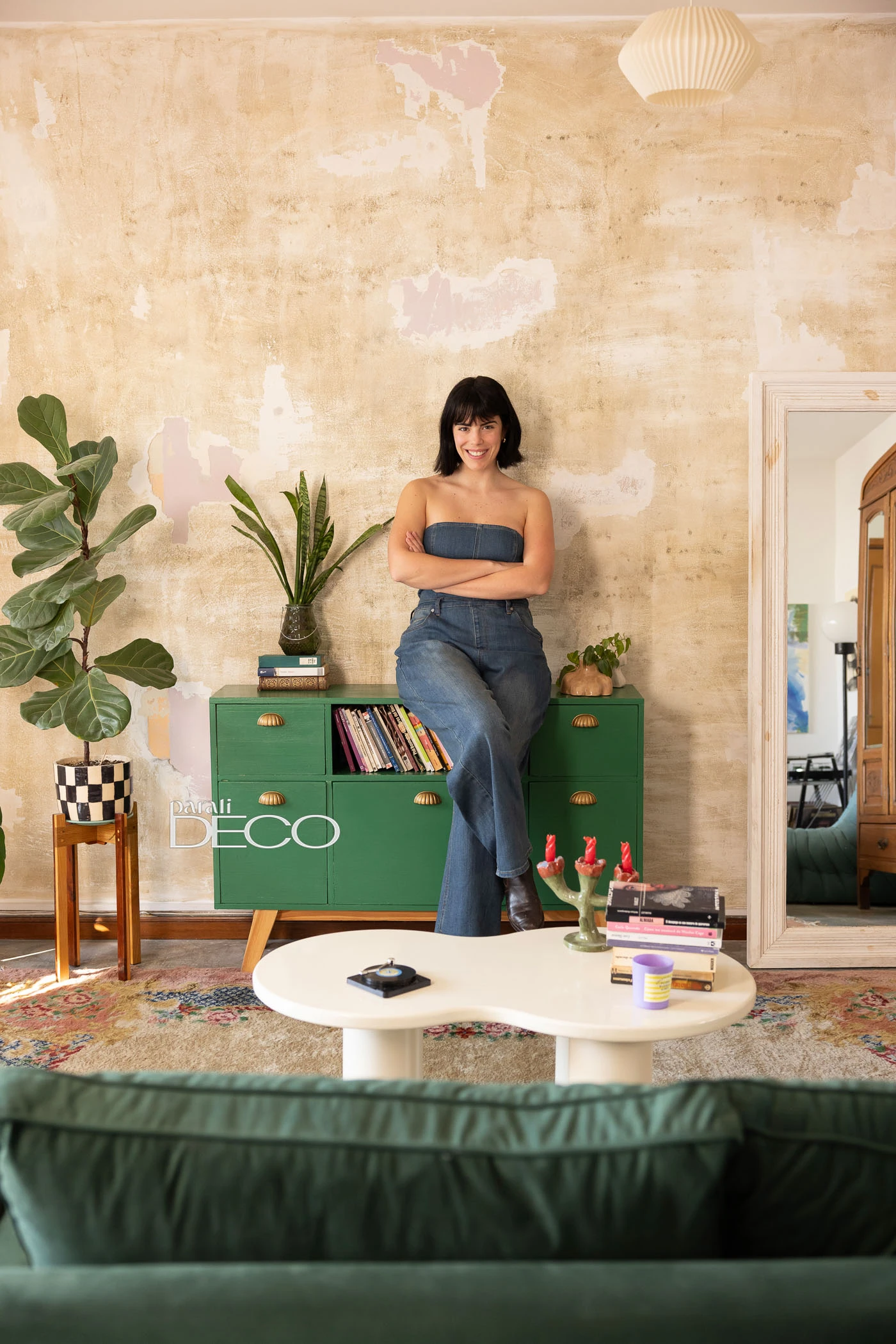 Rocío López Ferreyra en su singular remodelación deco casera y artística de la pared del living.