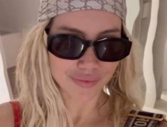 El look de verano de Wanda Nara en España: camiseta oversized y accesorios que son tendencia