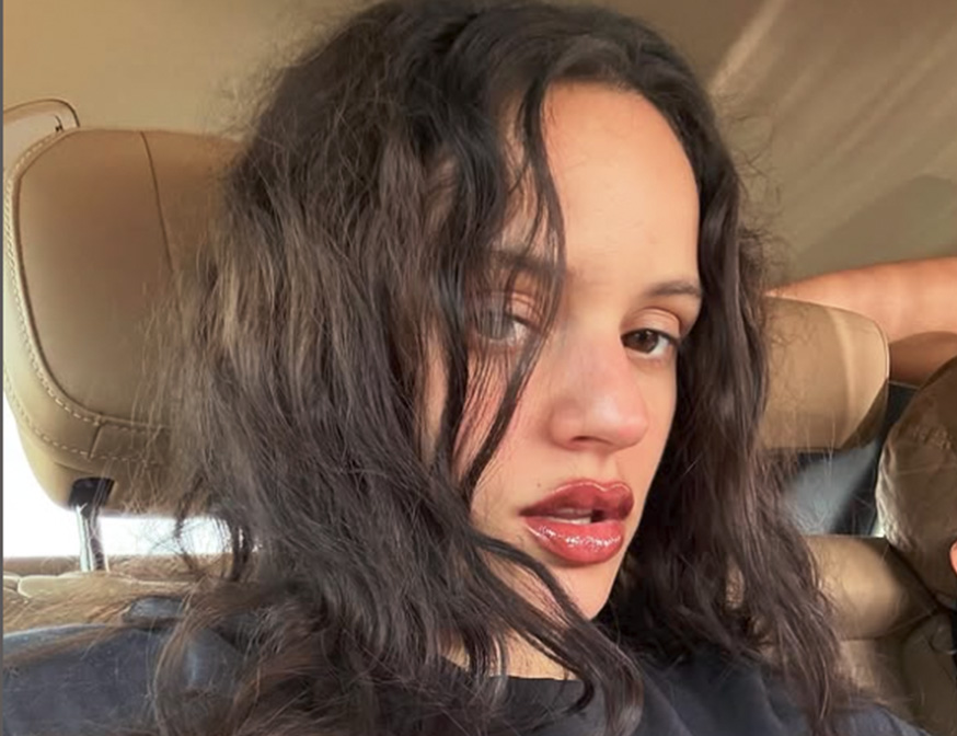 Rosalía marca tendencia con su estilo único y audaz: tips para lograr su look