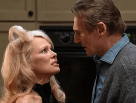 Pamela Anderson y Liam Neeson se mostraron muy cerca en el estreno de su última película: ¿hay amor?