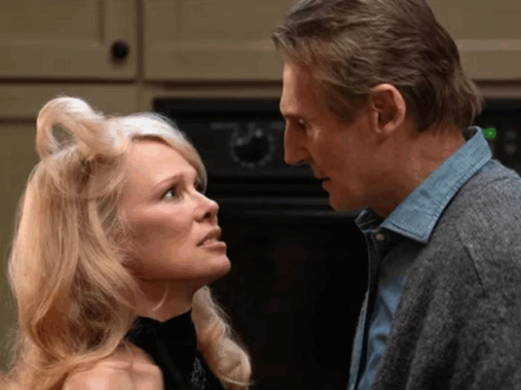 Pamela Anderson y Liam Neeson se mostraron muy cerca en el estreno de su última película ¿hay amor