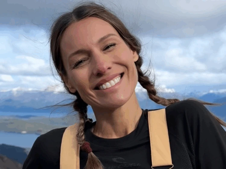 Pampita tiene el suéter más versátil del invierno