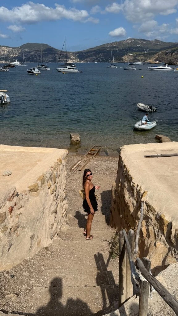 Pampita tiene el accesorio effortless y retro que es tendencia en el verano europeo