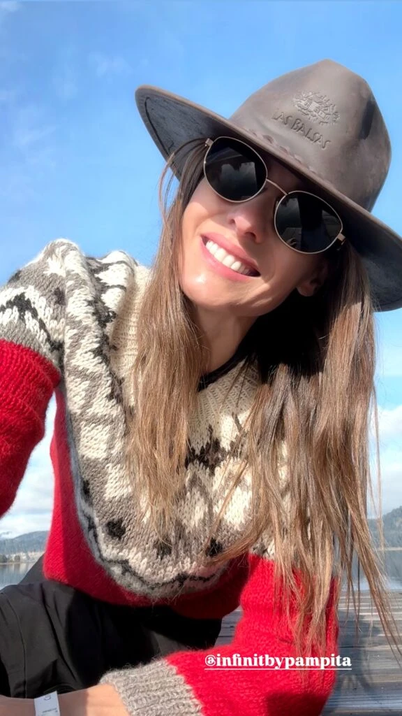 Pampita tiene el suéter más versátil del invierno