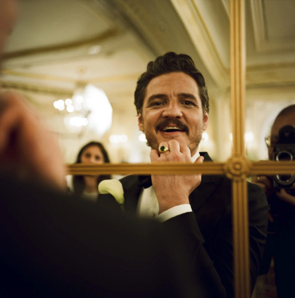 Pedro Pascal en el set de "Amores Materialistas".