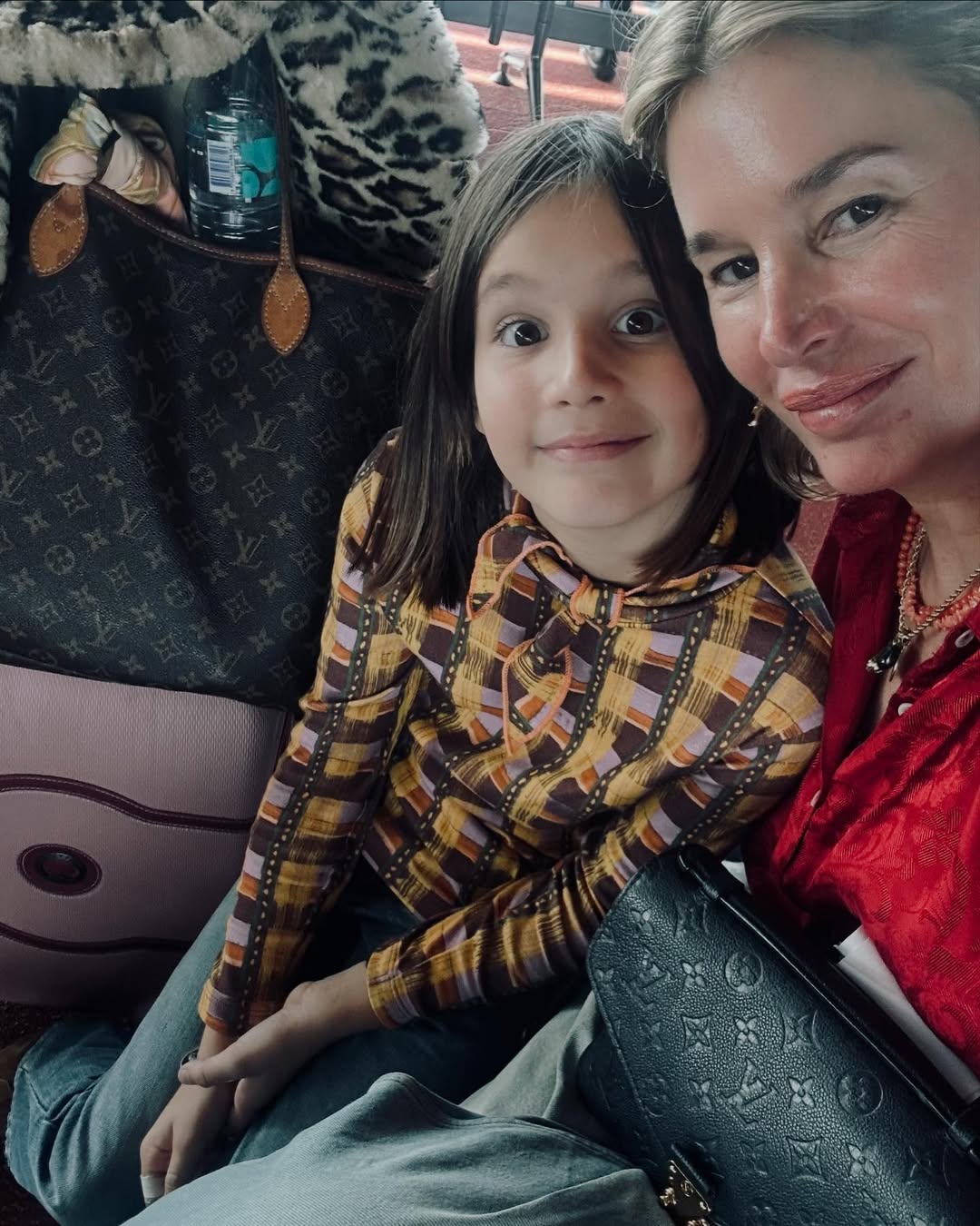 Los looks de viaje de Dolores Barreiro y su hija, Indra Camisani